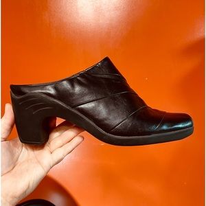 19 - Aerosoles Sweet Sawce Black Faux Leather Mules 8.5 EUC/Like New